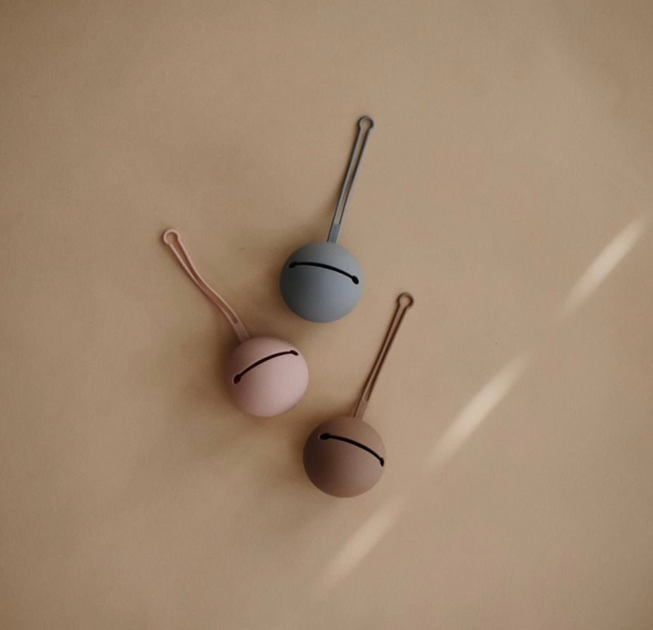 ECO FRIENDLY SILICONE PACIFIER HOLDER